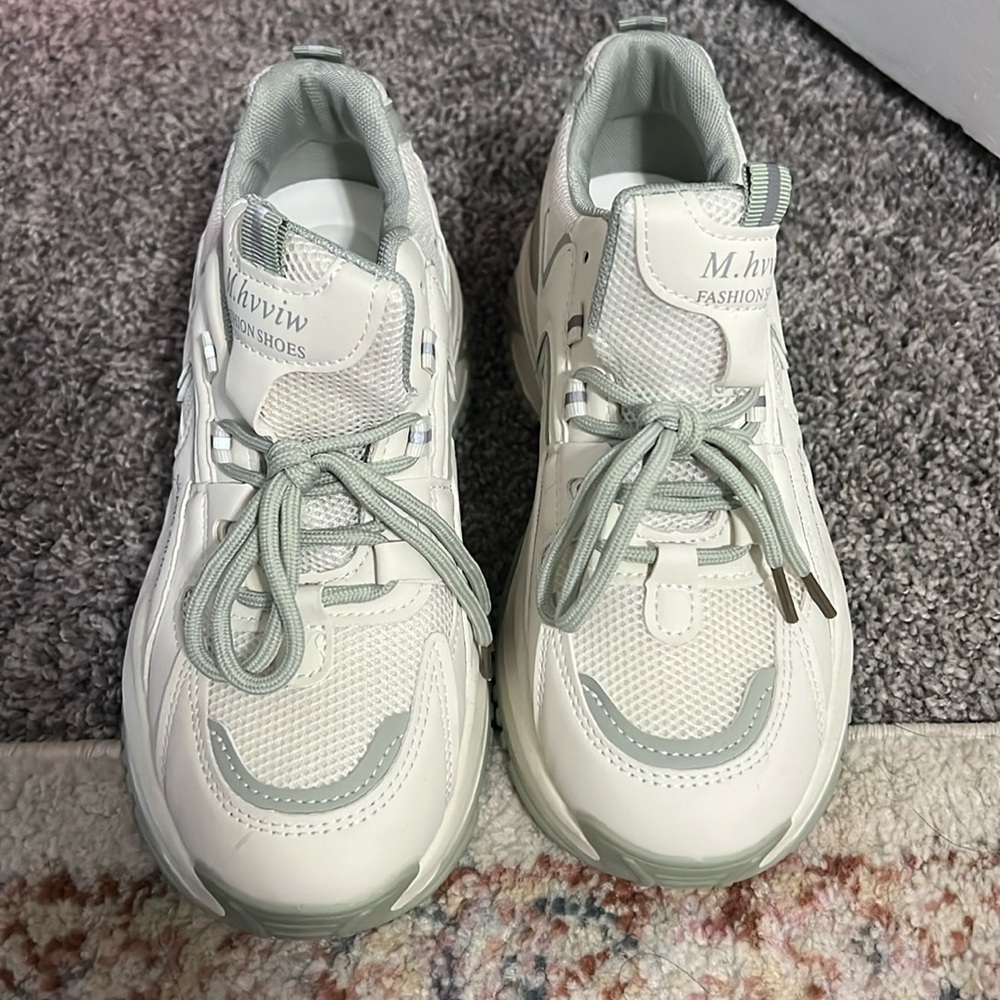 m.hvviw fashion tennis shoes size 8W. Off white and green